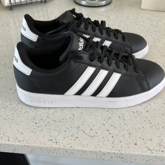 Mens Adidas tennis shoes size 11 - Picture 2 of 4